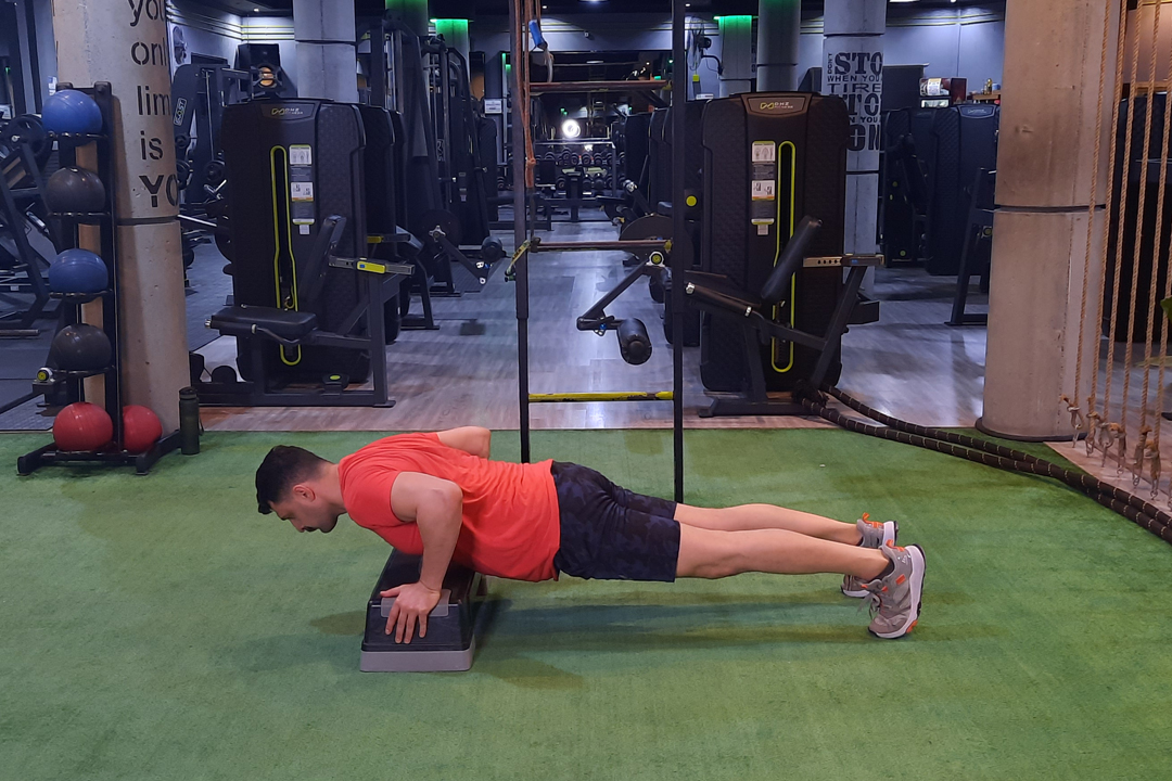 شنا سوئدی روی استپ حمایت زانو