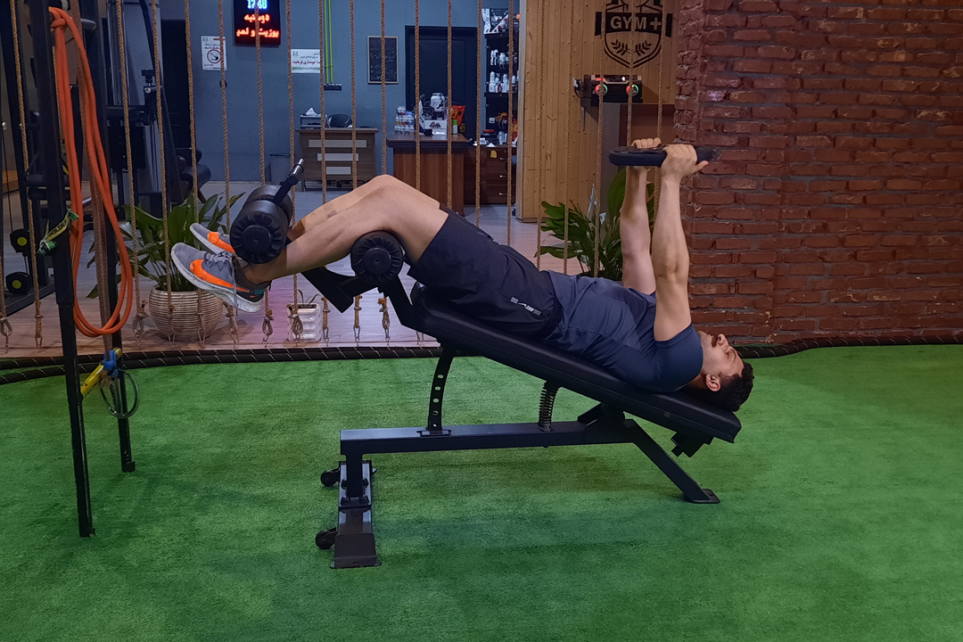 دراز و نشست با وزنه دست بالا میز شیب