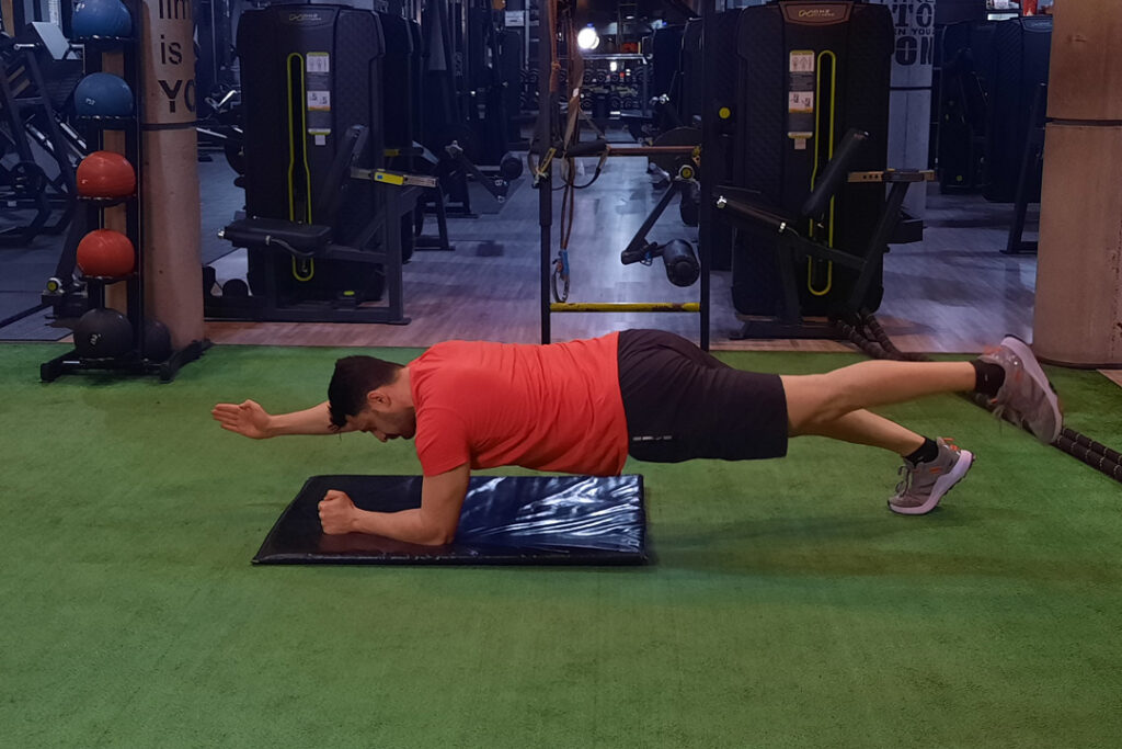 پلانک با بلند کردن متناوب دست و پا مخالف