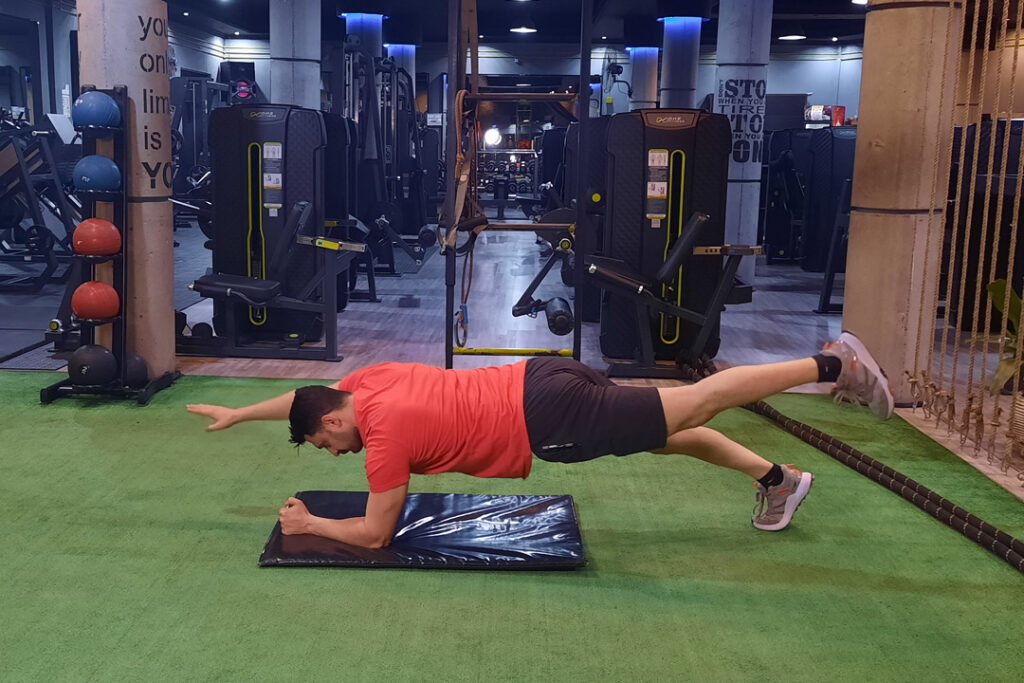 پلانک با بلند کردن دست و پا مخالف