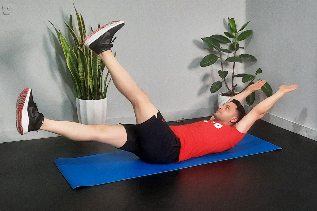 زیرشکم کرانچ معکوس تک پا متناوب دست بالا