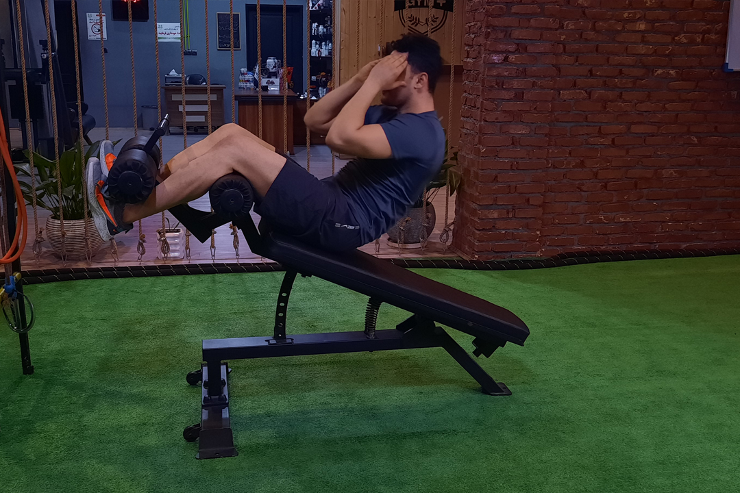 دراز و نشست دست کنار سر میز شیب