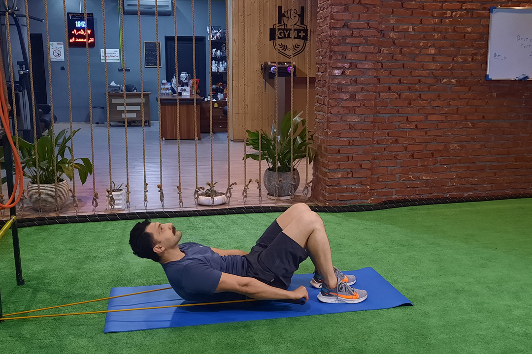 شکم کرانچ با کش کنار بدن  از پشت