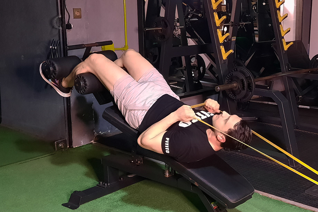 شکم کرانچ کش پشت سر میز شیب