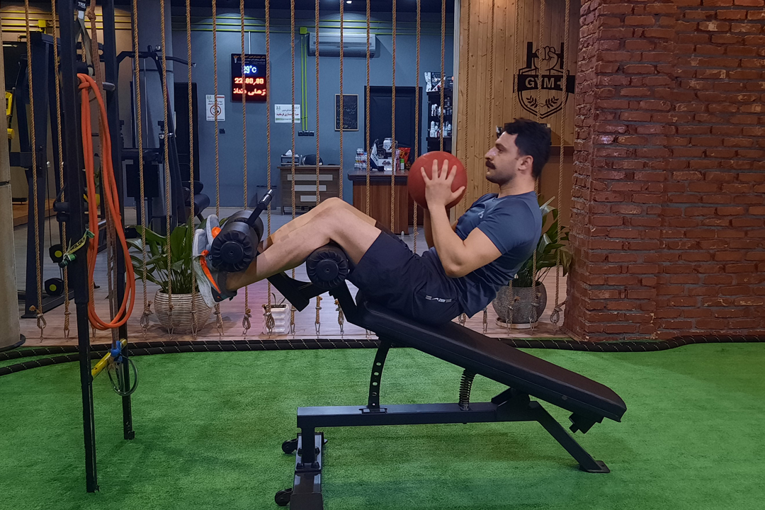 دراز و نشست با مدیسن بال پشت سر میز شیب