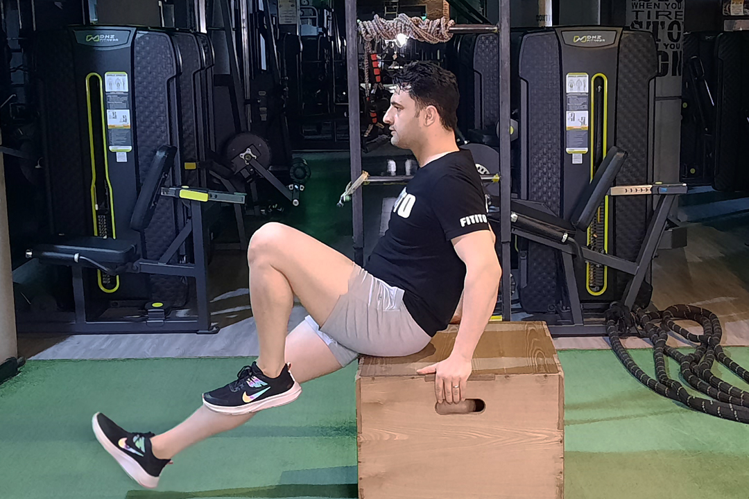 زیرشکم دوچرخه روی میز نشسته