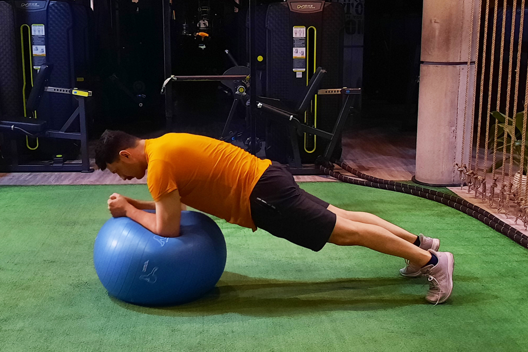 شکم پلانک روی توپ سوئیسی