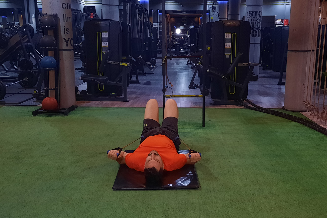 پرس سرشانه با کش خوابیده