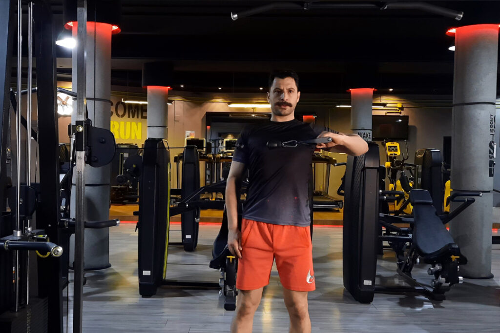 سرشانه پشت سیم کش تک آرنج خم از پهلو