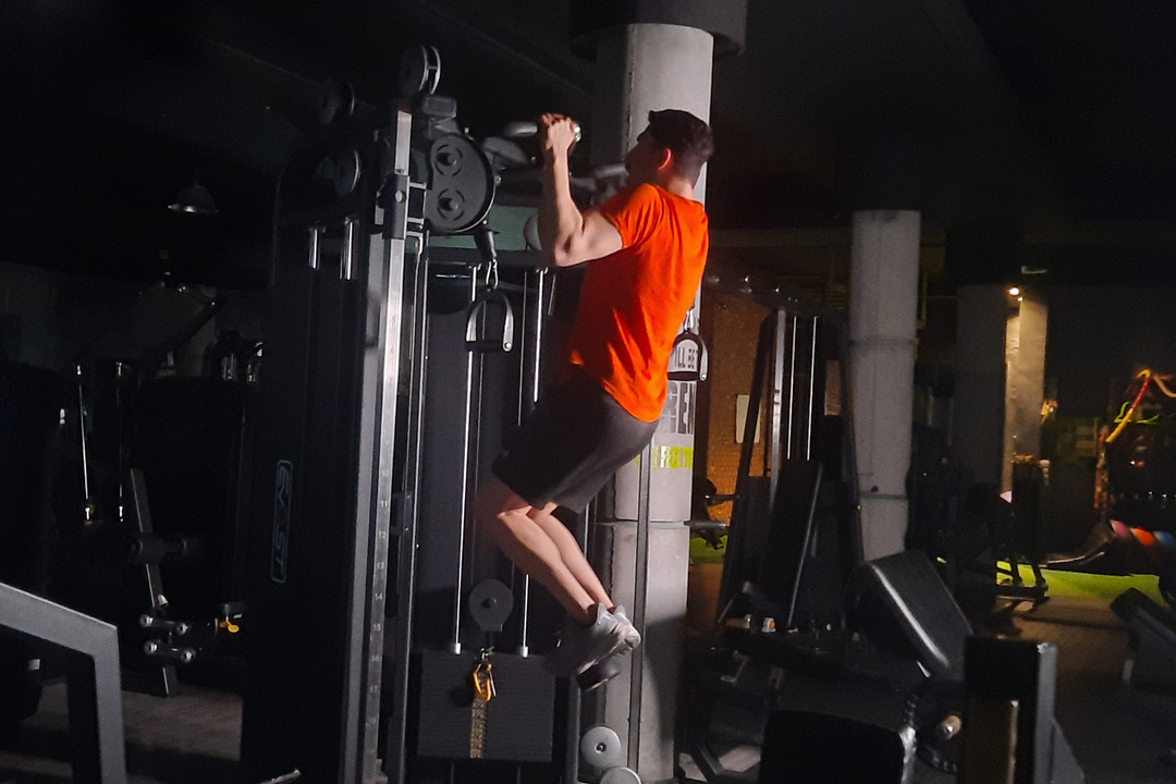 بارفیکس دست باز با وزنه