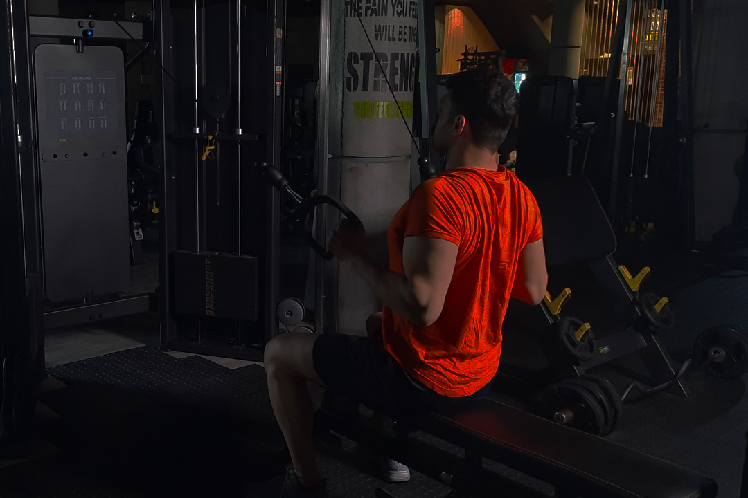 زیربغل قایقی سیم کش جفت از بالا نشسته