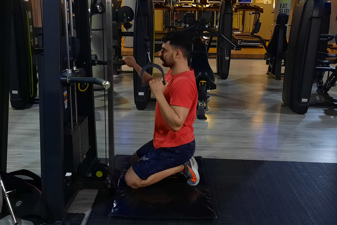 زیربغل سیم کش از بالا تک از روبرو نشسته