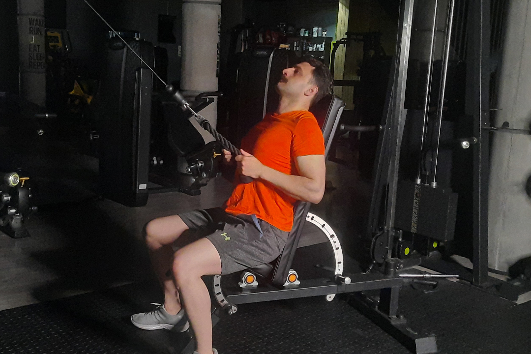 زیربغل قایقی سیم کش طنابی از بالا میز شیب نشسته