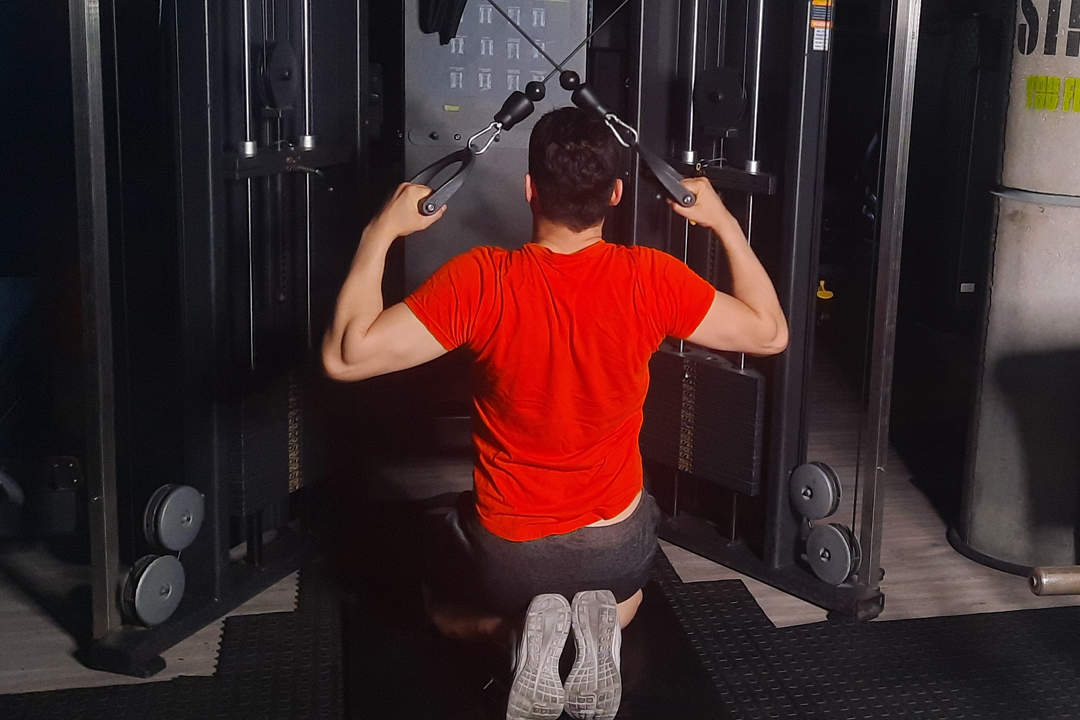 زیربغل قایقی سیم کش کراس ضربدری از بالا نشسته