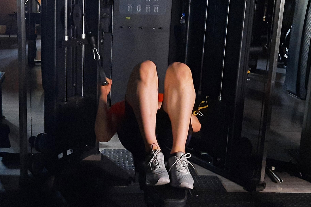 زیربغل قایقی سیم کش تک از بالا خوابیده