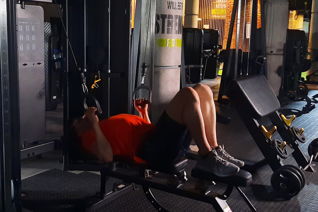 زیربغل قایقی سیم کش جفت از بالا خوابیده