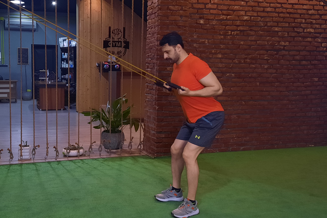 زیربغل قایقی با کش دست معکوس از بالا