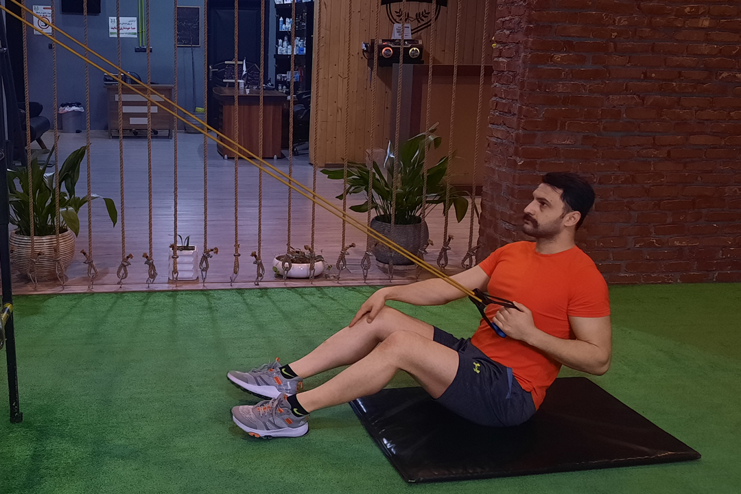 زیربغل قایقی با کش تک از بالا نشسته