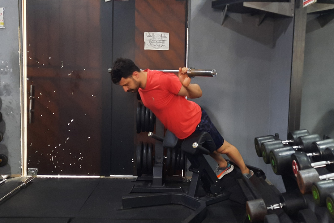 باز کردن کمر دستگاه با هالتر پشت گردن 45 درجه