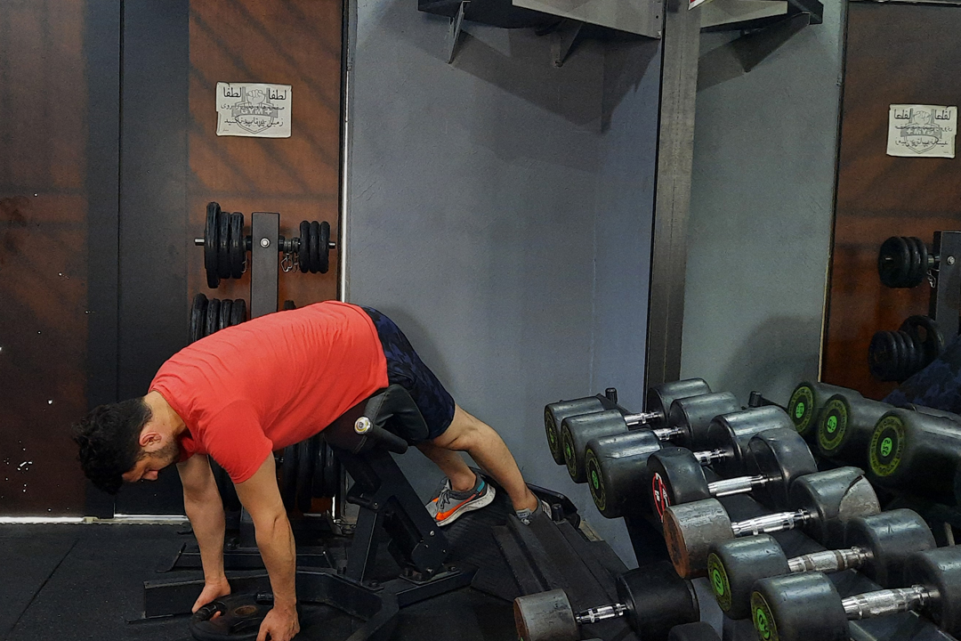 باز کردن کمر دستگاه با وزنه دست صاف