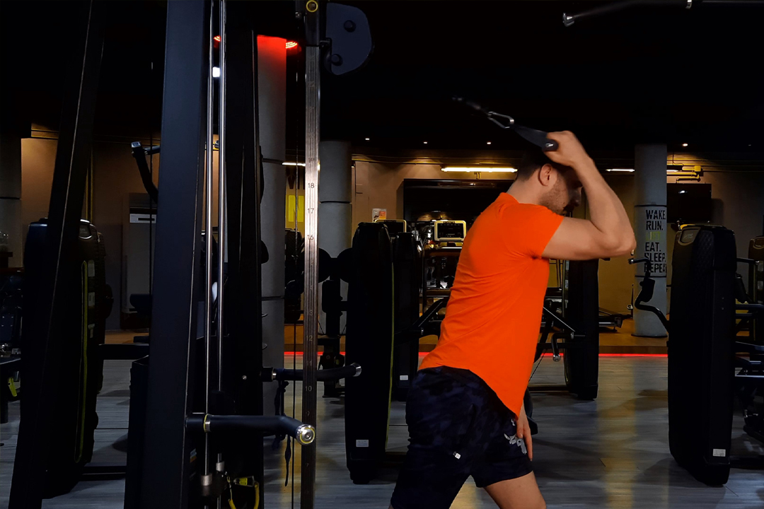 پشت بازو سیم کش تک از بالا سر دست معکوس