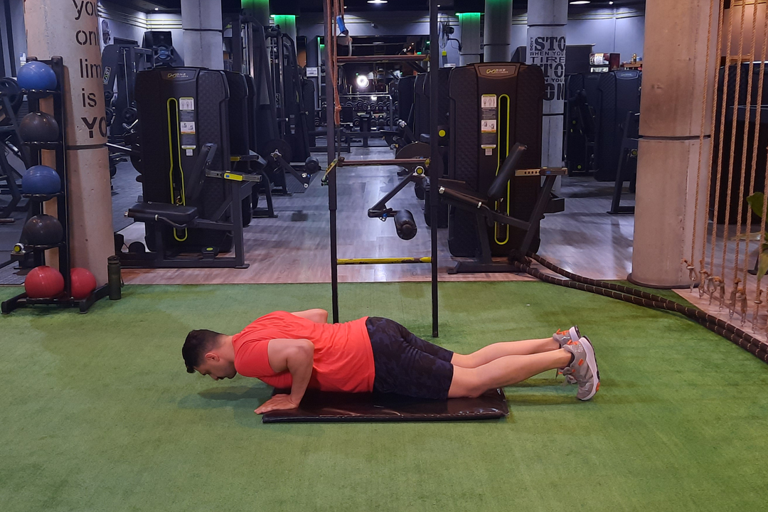 پشت بازو حالت شنا روی زانو