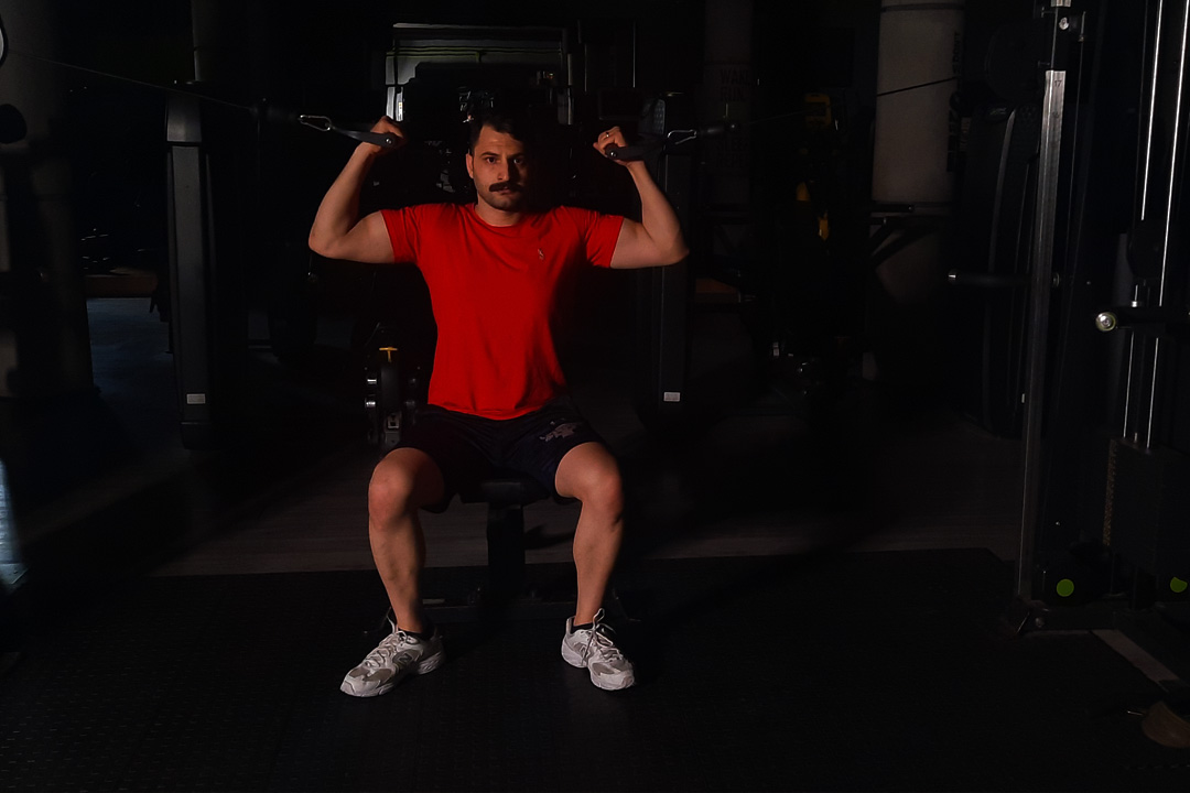 جلو بازو سیم کش آرنولدی نشسته