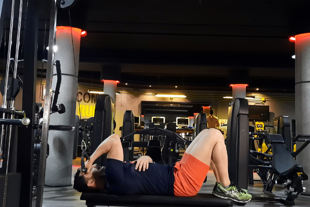 جلو بازو سیم کش تک از بالا خوابیده