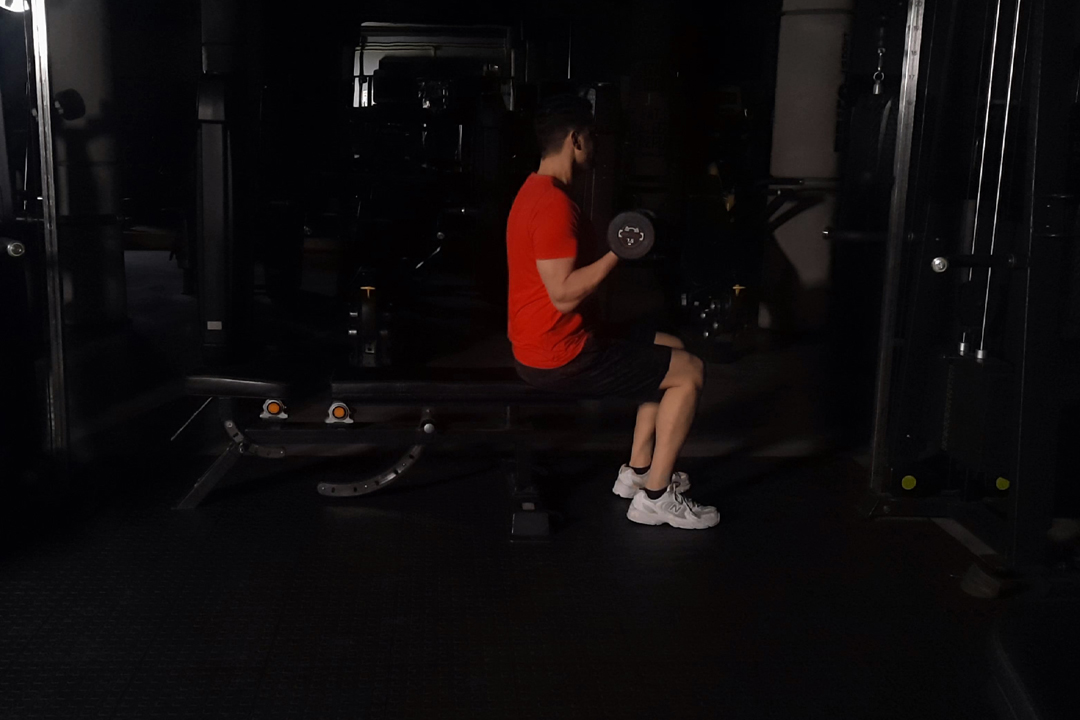 جلو بازو دمبل چرخشی تک نشسته