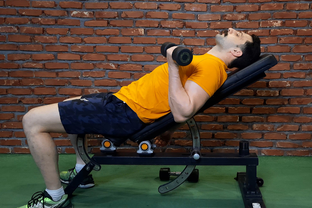 جلو بازو دمبل تک میز شیب