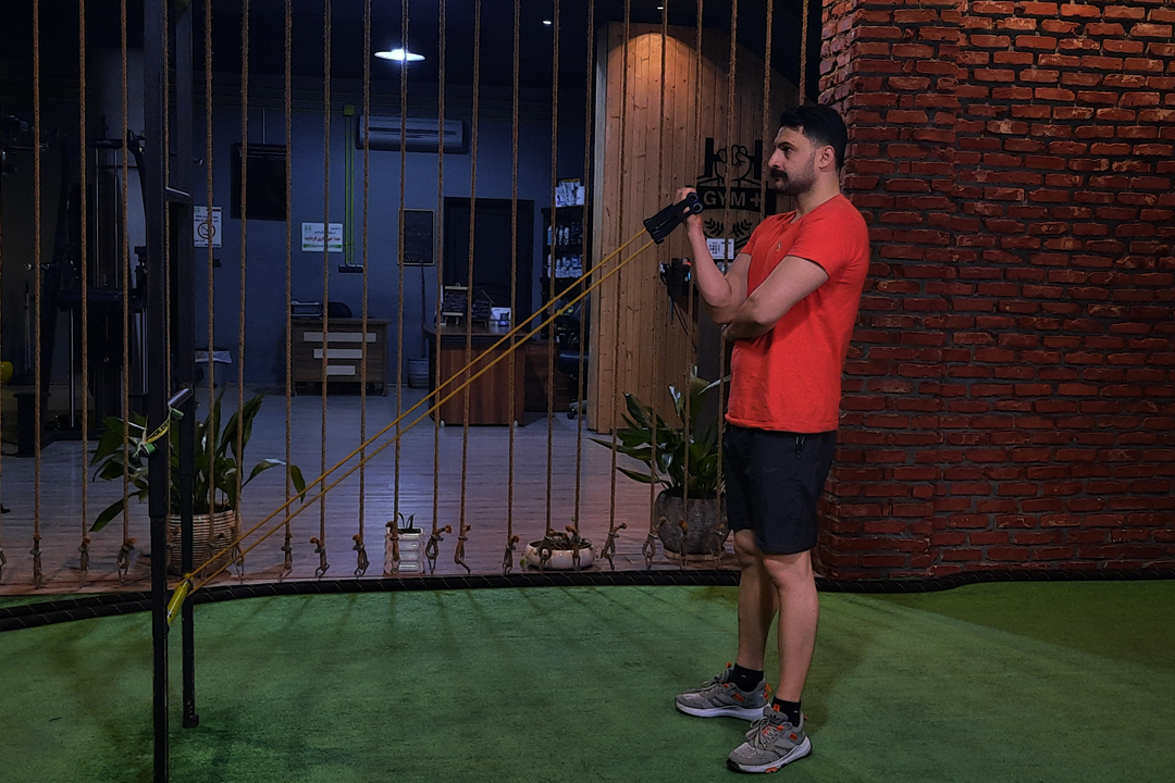 جلو بازو خم با کش تک از پایین