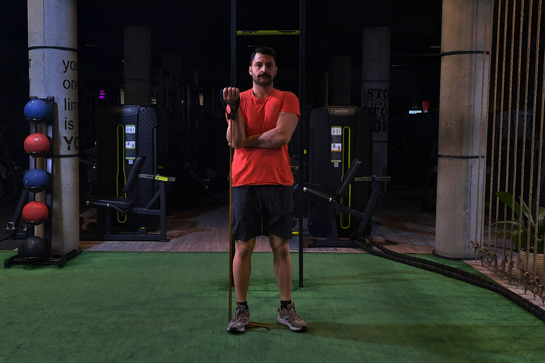 جلو بازو خم با کش تک