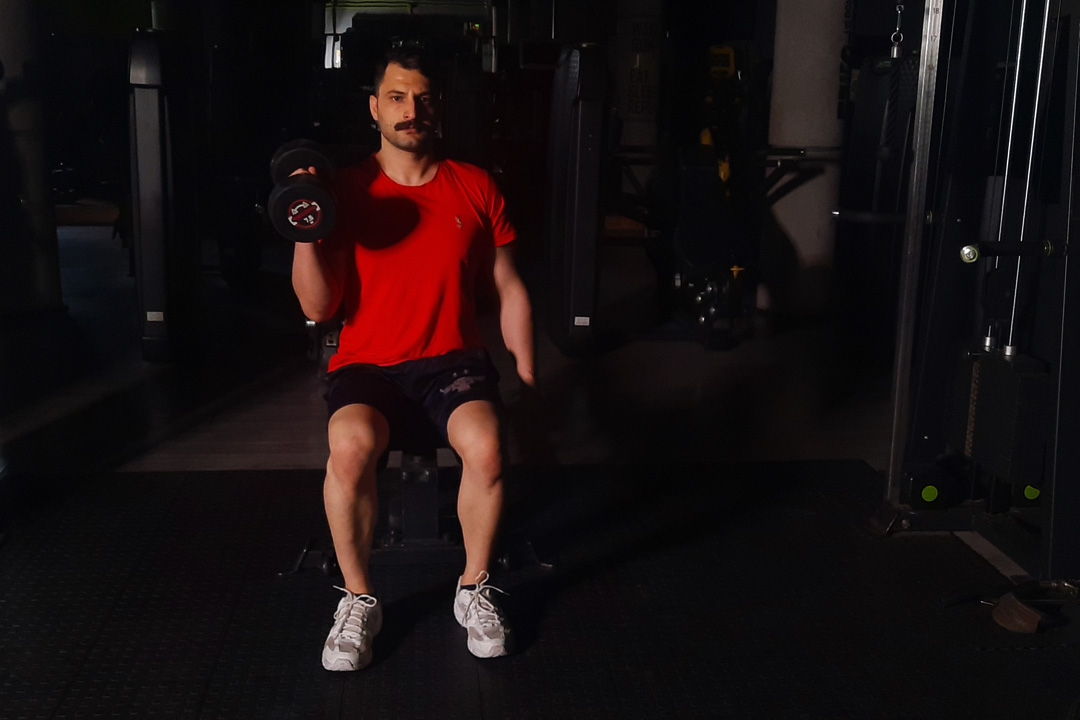 جلو بازو دمبل چکشی تک نشسته