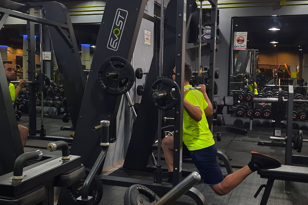 اسکوات اسپلیت (بلغاری) اسمیت تک پا روی میز