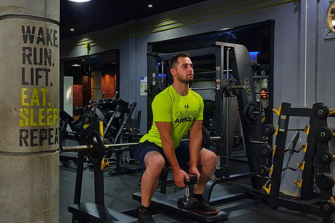 اسکوات دمبل بین دو میز