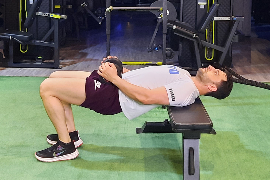 هیپ تراست دمبل روی میز