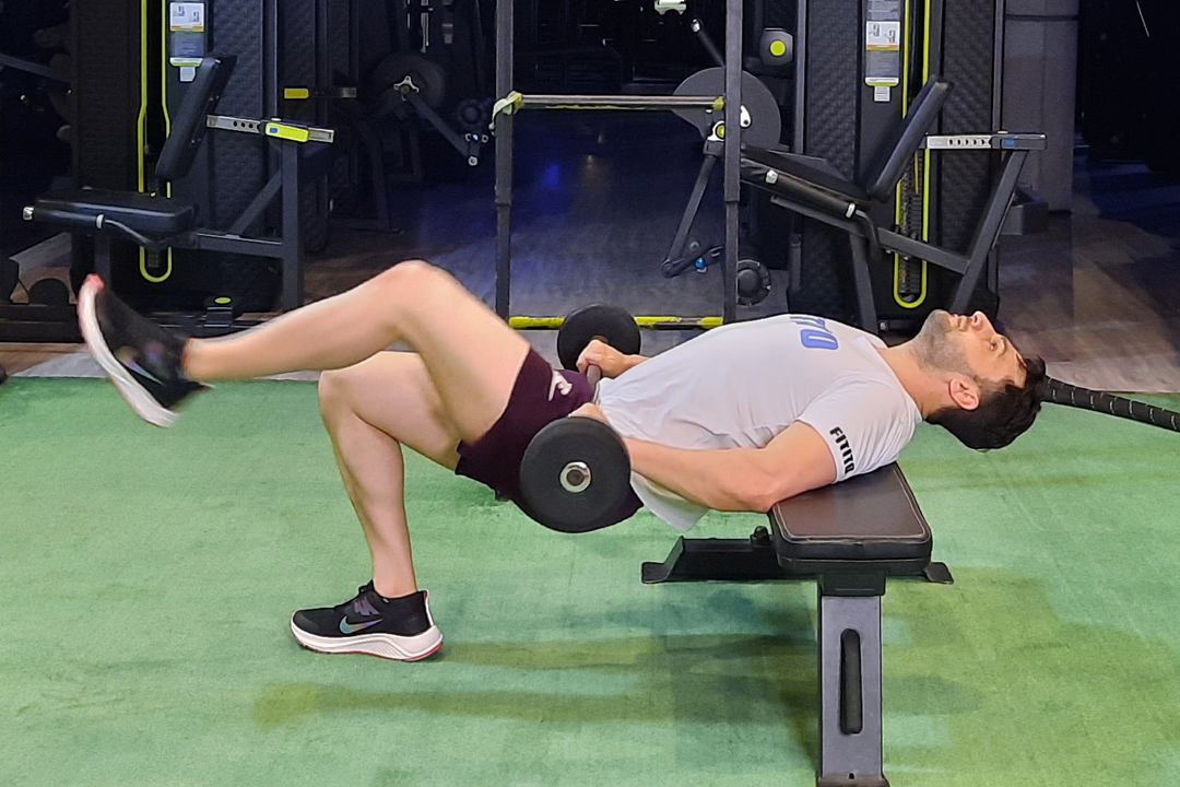 هیپ تراست هالتر تک پا زانو خم روی میز