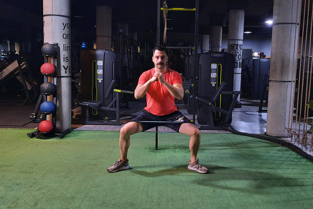 اسکوات سومو با چرخش خارجی ران با کش متناوب