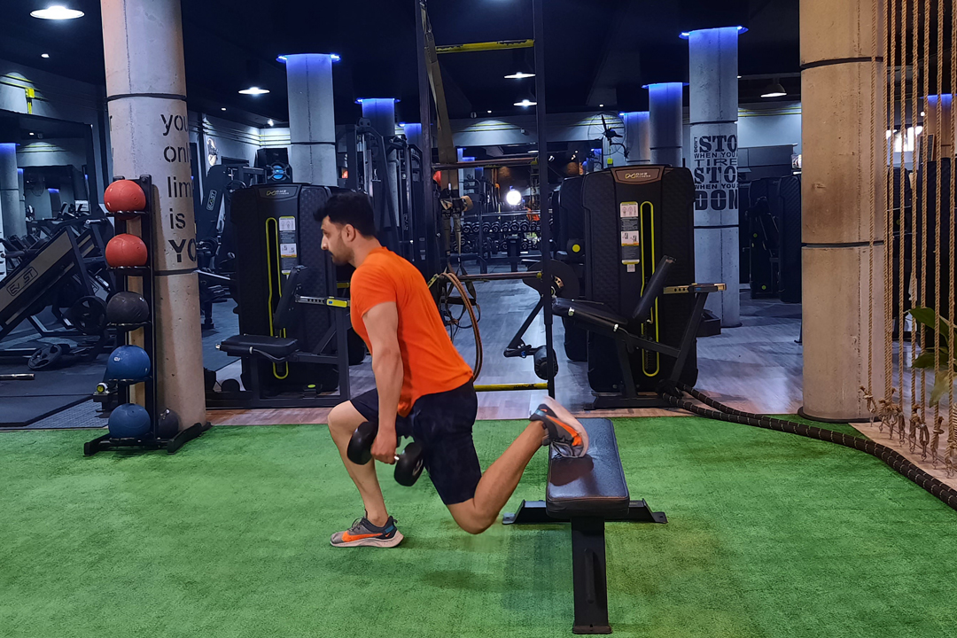 اسکوات اسپلیت (بلغاری) دمبل روی میز