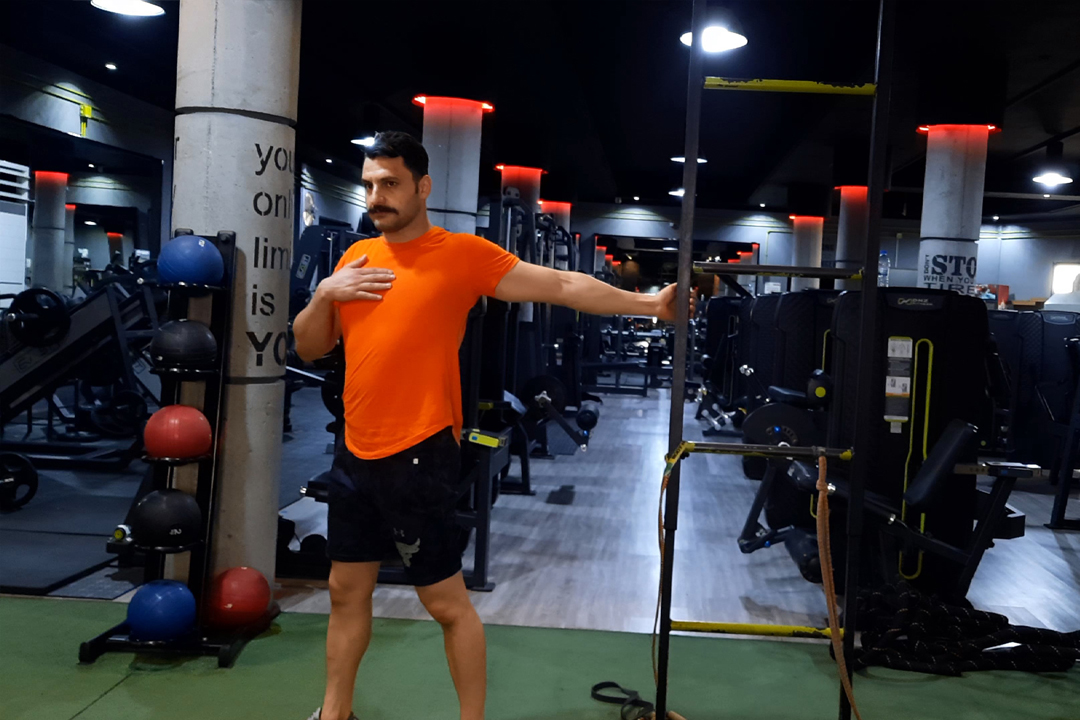 کشش سینه دست باز ایستاده