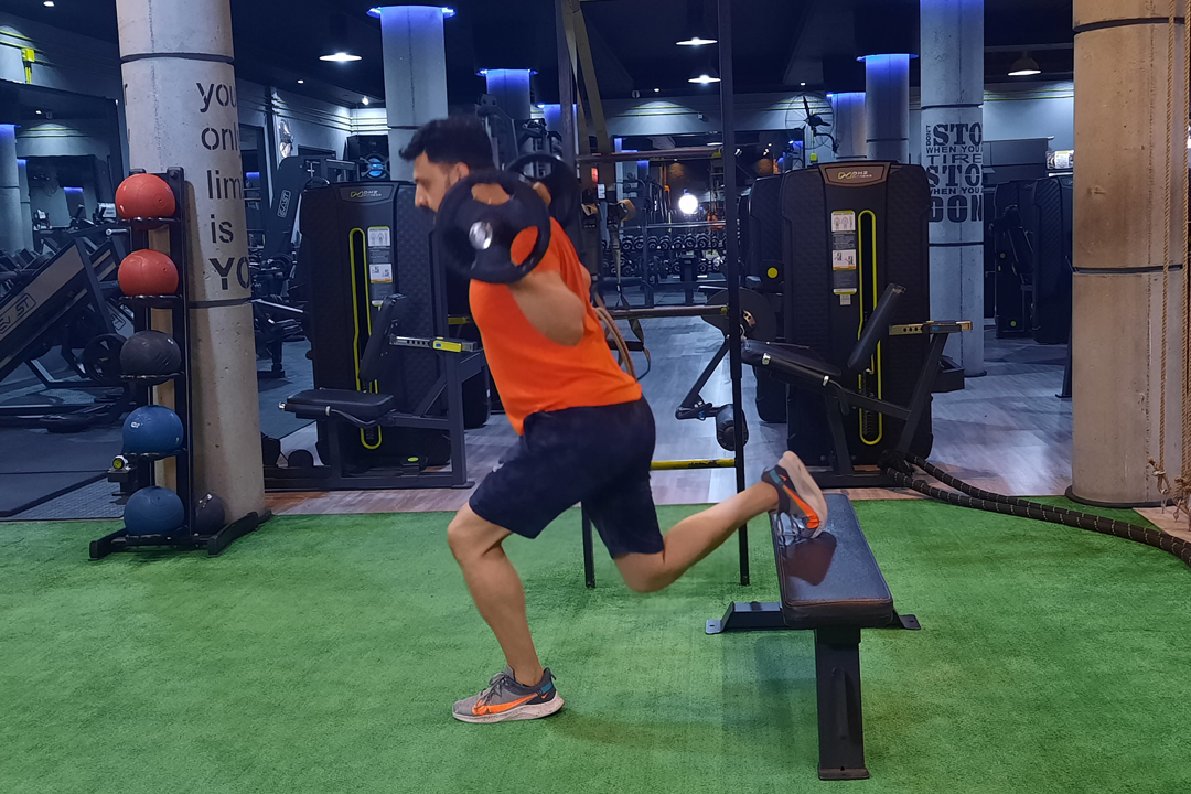 اسکوات اسپلیت (بلغاری) روی میز با هالتر