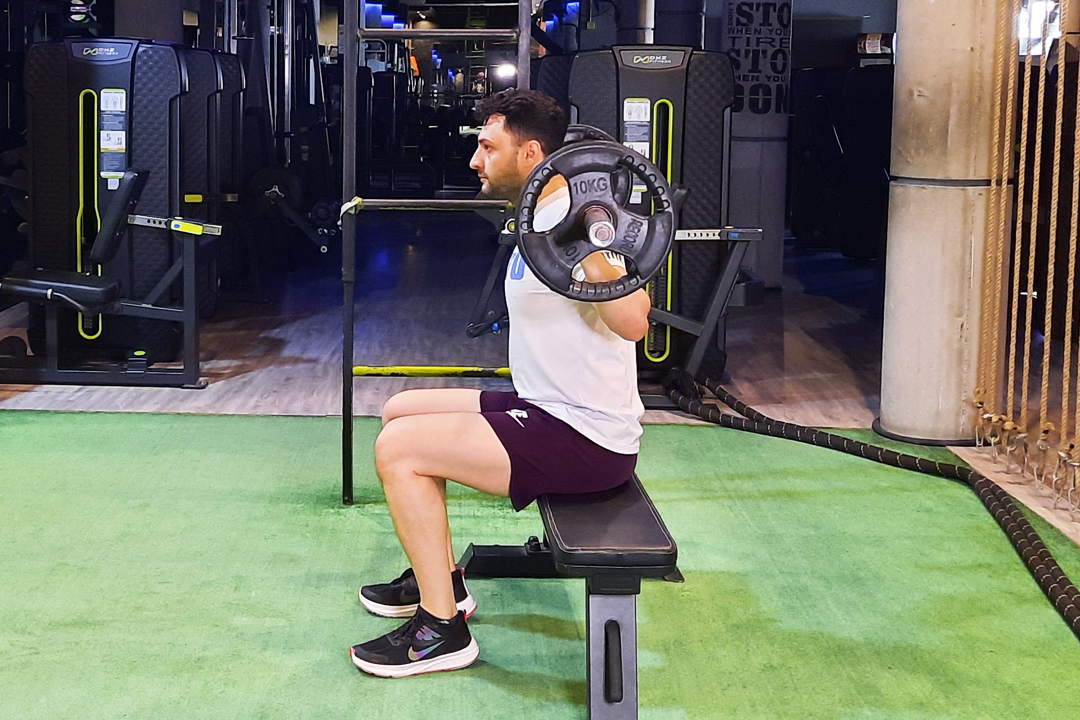 اسکوات هالتر روی میز نشسته