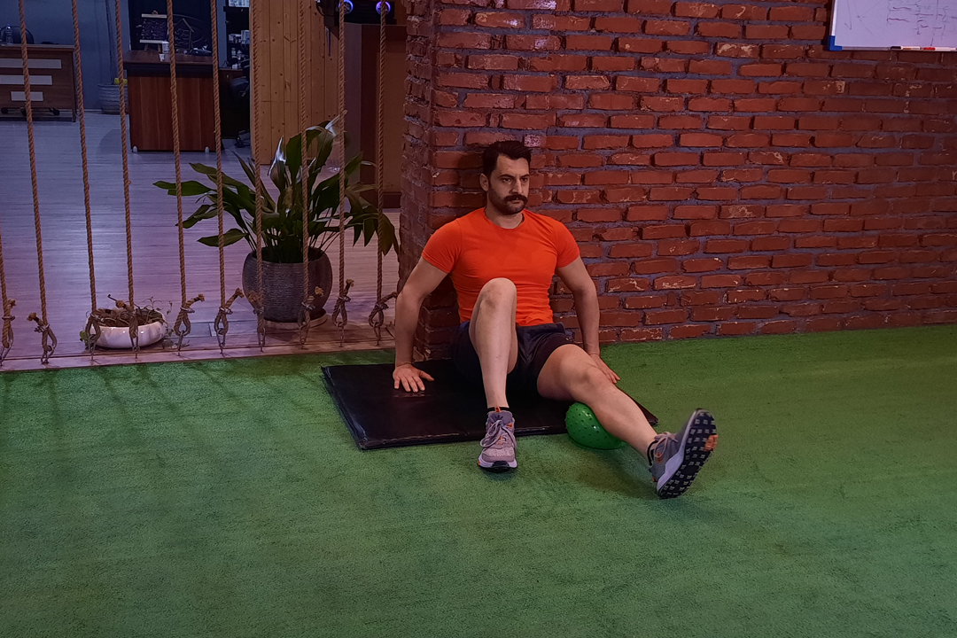 باز کردن زانو ایزومتریک با توپ زیر زانو نشسته