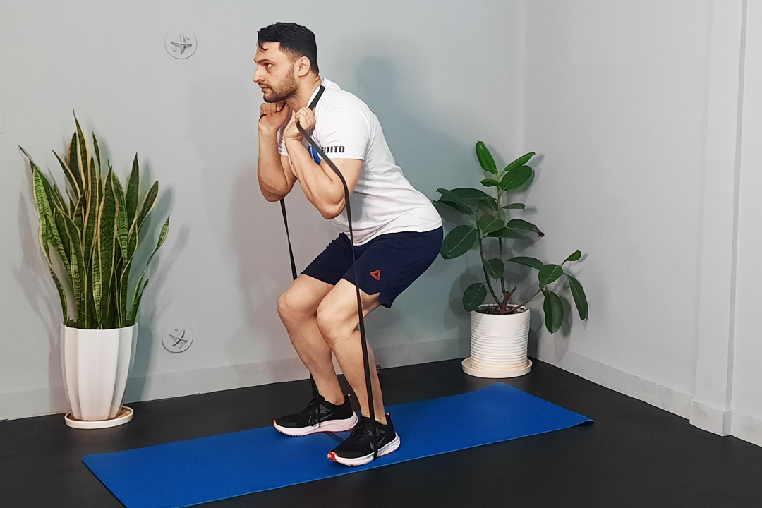 اسکوات با پاوربند دور گردن