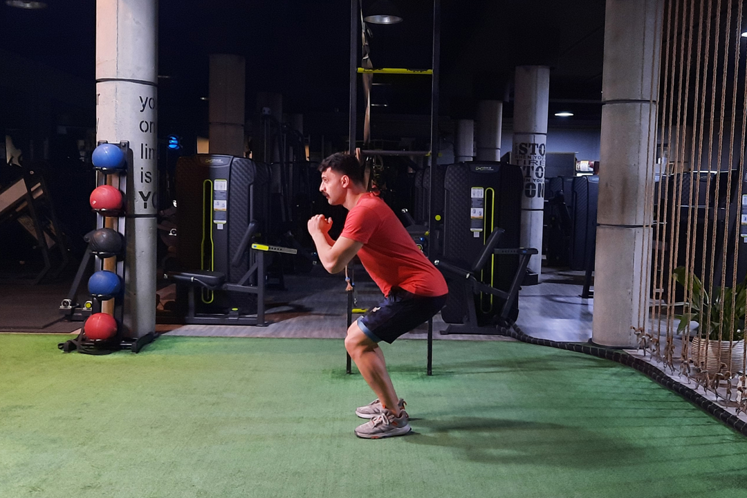 اسکوات با کش دور ران پرش- فرود درجا