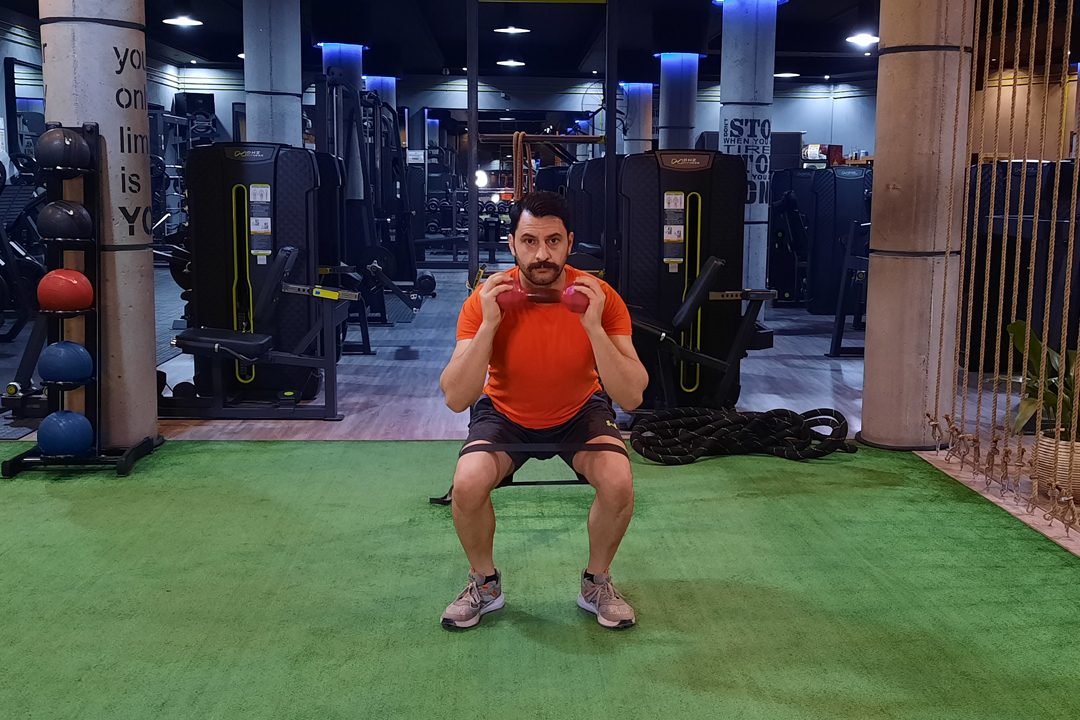 اسکوات و ساق پا با کش بالای زانو با وزنه