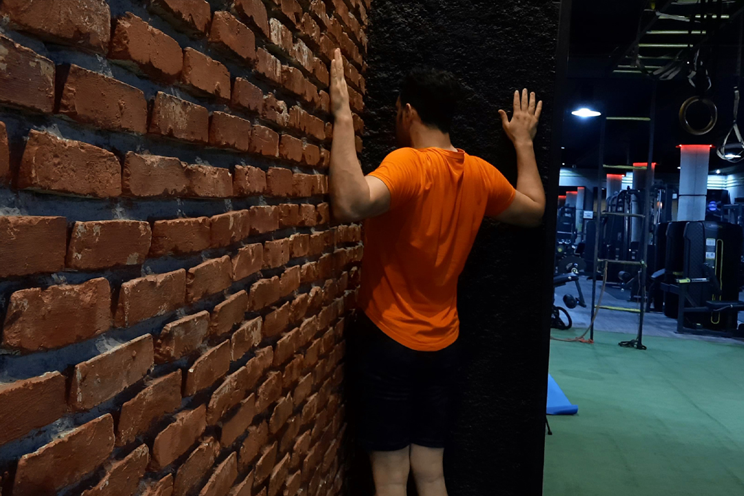 کشش سینه کنج دیوار