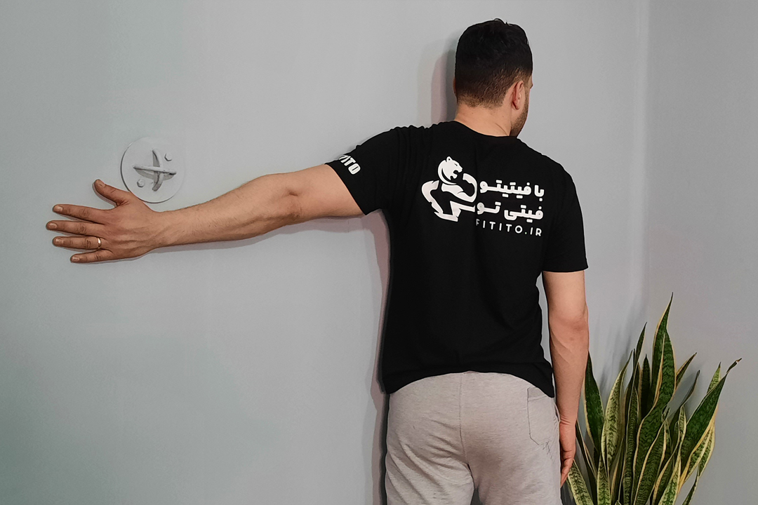 کشش سینه تک دست روی دیوار