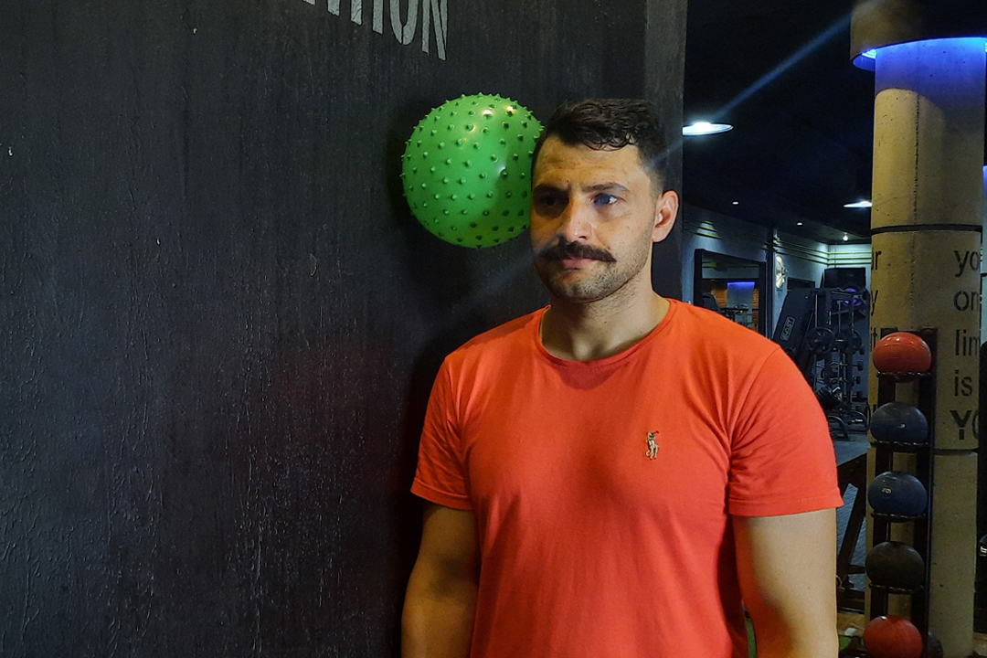 خم کردن جانبی گردن با توپ روی دیوار