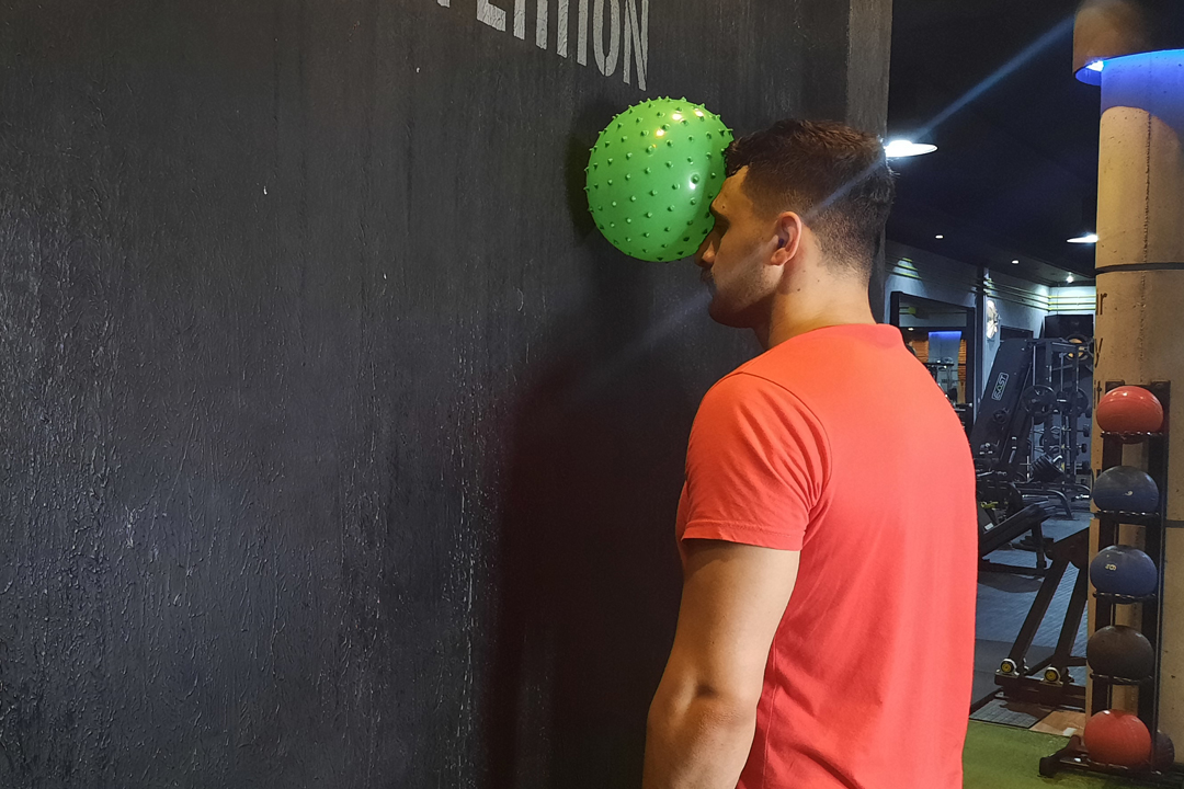 خم کردن گردن با توپ کنار دیوار